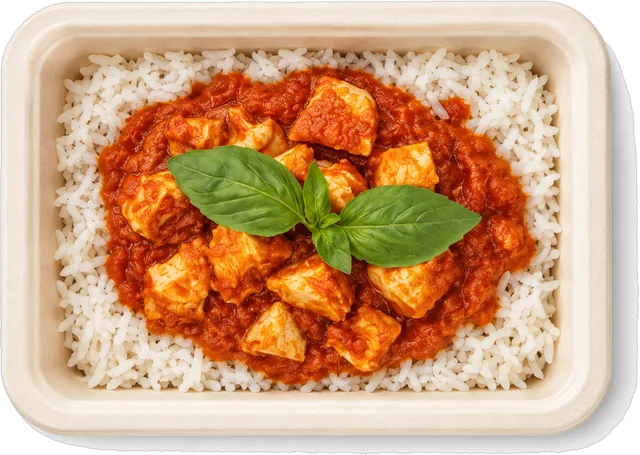 Menüschale mit Hähnchen in Tomatensauce auf Reis, garniert mit Basilikum