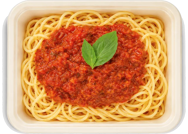 Menüschale mit Nudeln in Tomatensauce, garniert mit Basilikum